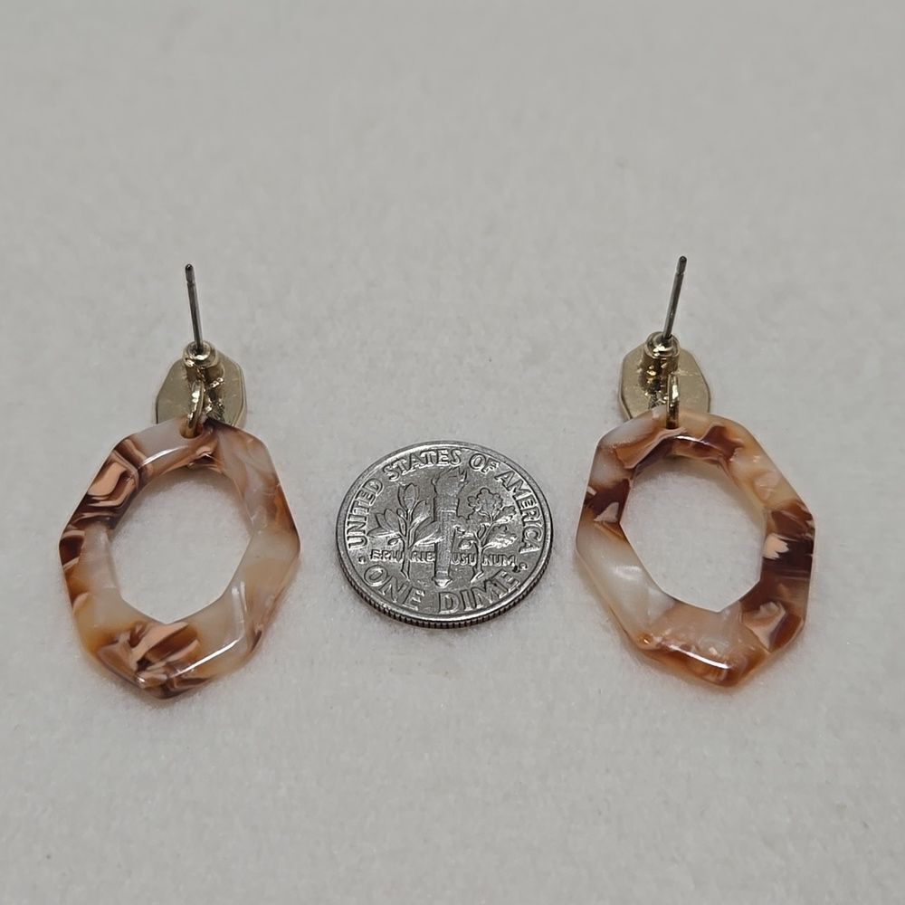 Tortise Shell Lucite Earrings - Picture 5 of 5